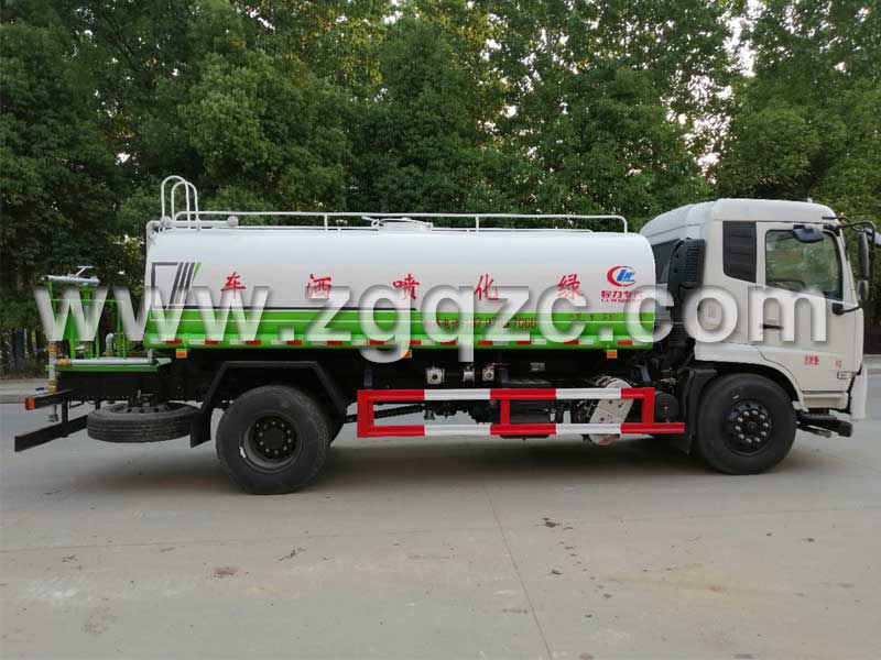 上图为东风天锦多功能洒水车 上图为东风天锦多功能洒水车